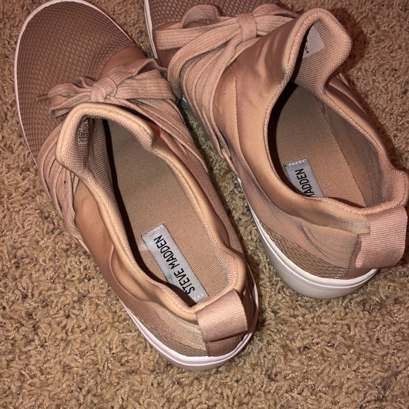 Steve Madden Size 10 Sneaker Shoes Beige/Pink Tone - Picture 3 of 3